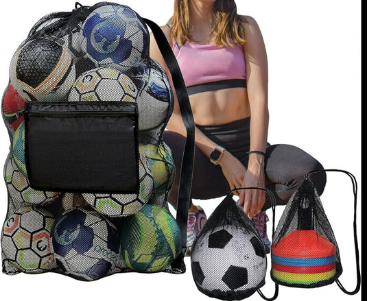 Nettassen gevuld met verschillende sportballen, waaronder een De voetbaltas die je nodig hebt om je team te laten winnen, en een vrouw in sportkleding die ernaast zit.