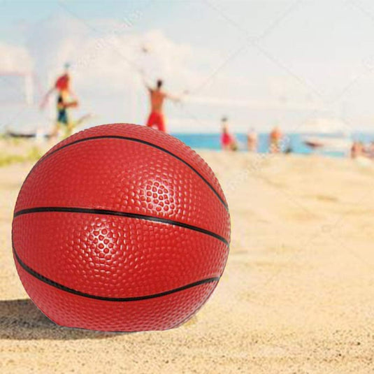 Een duurzaam strand speelgoedbal op een strand met mensen op de achtergrond.