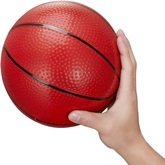 Een hand die een rode strandspeelgoedbal vasthoudt, gemaakt van duurzaam rubber tegen een witte achtergrond.