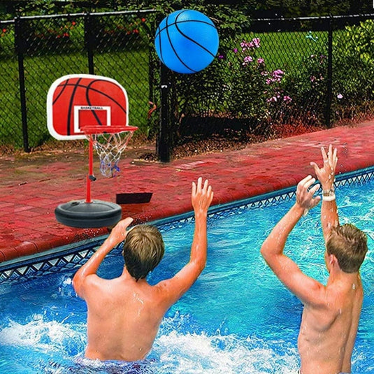 Twee individuen die basketbal spelen in een zwembad met een draagbare hoepel aan de rand van het zwembad, met behulp van een duurzame rubberen bal.
Dompel jezelf onder in speelplezier met onze veilige en kleurrijke strand speelgoedballen!