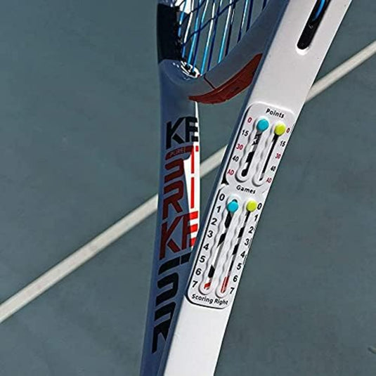 Een tennisracket met een Draagbaar tennisscorebord aan het handvat, voorzien van duurzame 3M lijm van autokwaliteit voor een veilige bevestiging.