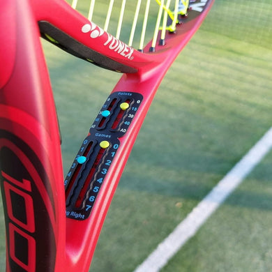 Een close-up van een rood tennisracket met een Draagbaar tennisscorebord aan de snaren.