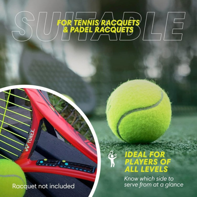 Laad afbeelding in Galerijviewer, Advertentieafbeelding voor Draagbaar tennisscorebord met een close-up van een tennisbal, racketsnaren en tekst waarin reclame wordt gemaakt voor ITF-conforme rackets die geschikt zijn voor alle spelersniveaus.
