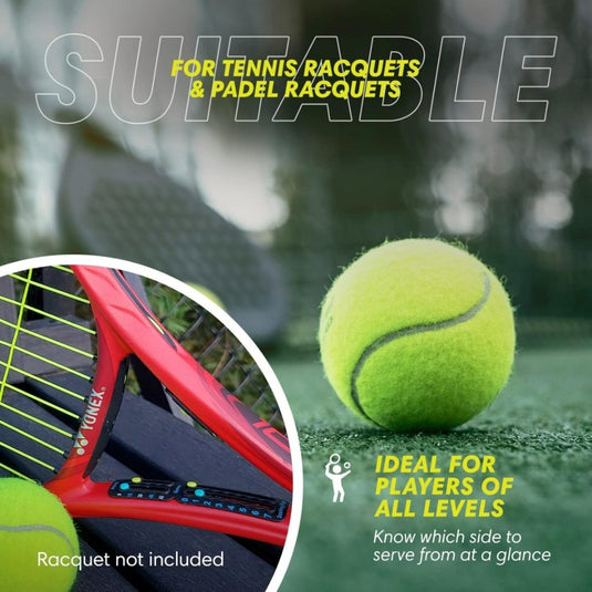 Advertentieafbeelding voor Draagbaar tennisscorebord met een close-up van een tennisbal, racketsnaren en tekst waarin reclame wordt gemaakt voor ITF-conforme rackets die geschikt zijn voor alle spelersniveaus.
