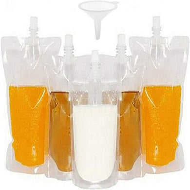 Herbruikbare plastic Staande drinkzakken met rietjes gevuld met oranje vloeistof, waarvan één met een witte vloeistof, weergegeven met een trechter, zijn lekvrij.
Productnaam: De veelzijdige en praktische oplossing voor al je drankbehoeften: Staande drinkzakken