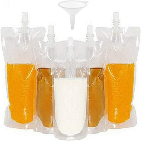 Vijf transparante, lekvrije Staande drinkzakken met oranje en witte vloeistoffen zijn voorzien van bovenuitloop. Deze staande drinkzakjes zijn gemaakt van BPA-vrije materialen en hebben een trechter erboven.
