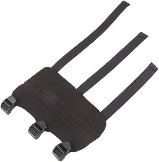Een zwarte Armbeschermer voor boogschieten kinband met vier verstelbare gespen en fluwelen vezelmateriaal, geïsoleerd op een witte achtergrond.