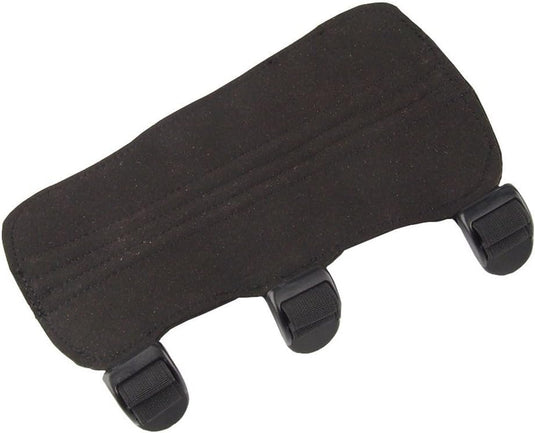 Zwart neopreen Armbeschermer voor boogschieten met verstelbare bandjes geïsoleerd op een witte achtergrond.
