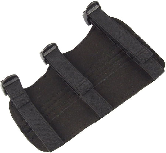 Een zwarte armbeschermer voor boogschieten met verstelbare banden, geïsoleerd op een witte achtergrond.