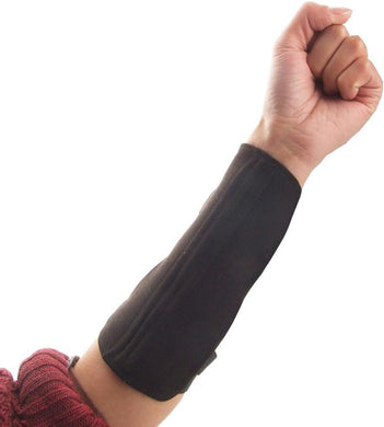 Een persoon die een zwarte Armbeschermer voor boogschieten op de onderarm draagt met een gebalde vuist tegen een witte achtergrond.