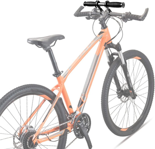 Oranje en grijze mountainbike met een zichtbaar frame, zwart zadel op de stang, stuur en banden, weergegeven tegen een witte achtergrond. De productnaam is "Een avontuurlijk fietsuitje met de perfecte kinder zadel op stang".