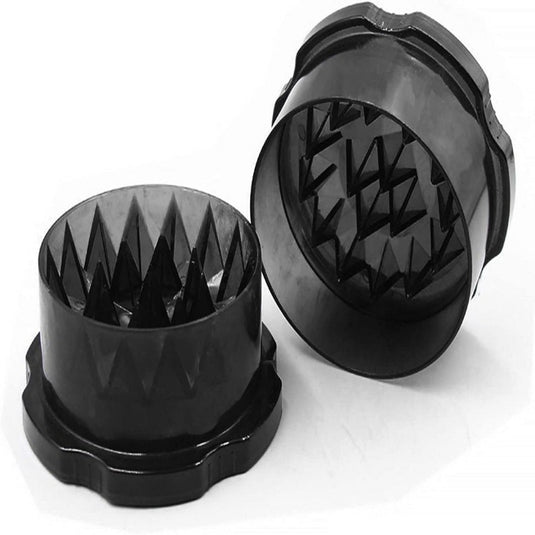 Tweedelige zwart metalen Visaas-molen: de perfecte manier om je aas te bereiden met getextureerd deksel en ruitvormige tanden, geïsoleerd op een witte achtergrond.