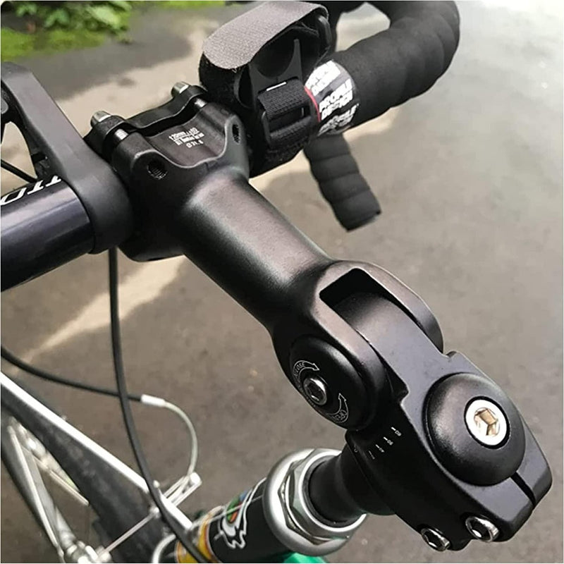 Laad afbeelding in Galerijviewer, Close-up van een fietsstuur en verstelbare stuurpen: de perfecte stuurpositie voor elke fietser, met remhendels en een deel van het voorwiel.

