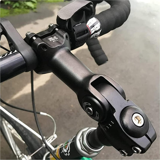 Close-up van een fietsstuur en verstelbare stuurpen: de perfecte stuurpositie voor elke fietser, met remhendels en een deel van het voorwiel.