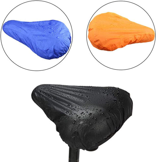 Drie afbeeldingen van Zadelhoes: Bescherm je zadel tegen weer, slijtage en vuil in blauw, oranje en zwart met waterdruppels. Elk zadelhoes beschermt tegen weer.