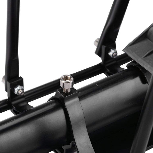 Close-up van een zwart metalen mountainbikeframe met de verbinding en bouten van de Ontdek de ultieme fiets bagagedrager voor mountainbike - Efficiënt en betrouwbaar.