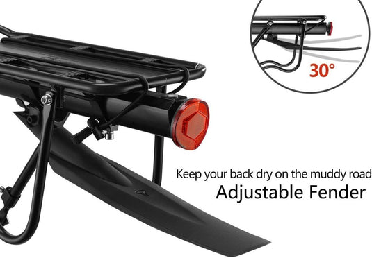 Een zwarte verstelbare fietsbagagedrager voor mountainbike met rode reflector, onder een hoek van 30 graden om de berijder te beschermen tegen modderspatten, voorzien van universeel compatibel.