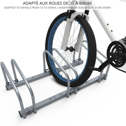 Een Fietsenrek voor 3 of 4 fietsen met witte banden gemonteerd op een metalen vloerrek ontworpen voor wielmaten van 35 tot 60 mm. Tekst met details over de compatibiliteit in het Frans en Duits.