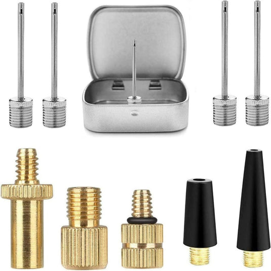 De Fietsventiel adapterset, bestaande uit vier zilveren naalden, drie messing adapters en twee zwarte mondstukken in een kleine metalen behuizing, is ideaal voor het oppompen van alle sportuitrusting.