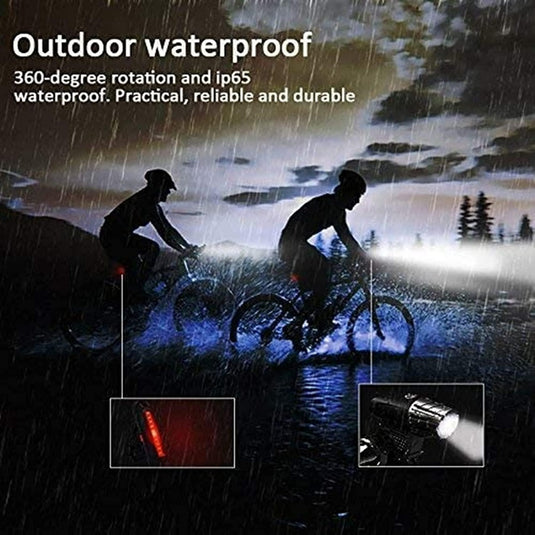 Twee fietsers rijden 's nachts in de regen met Zorgeloos fietsenfietsverlichting, wat de 360 graden rotatie en duurzaamheid van het product aantoont, wat de zichtbaarheid verbetert.