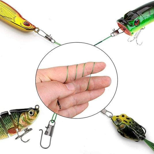 Viswartel met een kliksluiting verbonden met vier verschillende soorten kunstaas, gedemonstreerd tegen een menselijke hand voor schaal, met Stalen visdraad: De krachtigste vislijn voor elk avontuur.
