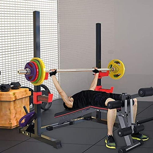 Een persoon die bankdrukt in een sportschool met kleurrijke gewichten op de halter, omringd door verschillende fitnessapparatuur, waaronder De perfecte manier om kracht op te bouwen.