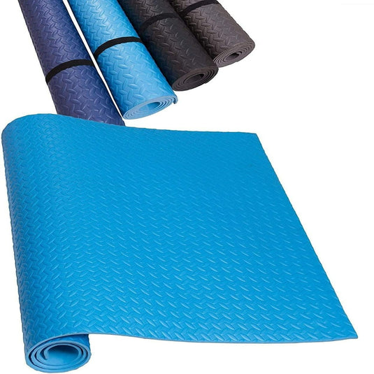 Drie opgerolde Sportmatten voor elke training in blauwe en grijze kleuren met een structuurpatroon, weergegeven op een witte achtergrond. Deze matten, gemaakt van hoogwaardige materialen, bieden zowel comfort als bescherming tijdens het oefenen.