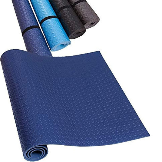 Drie opgerolde sportmatten voor elke training in blauw, zwart en grijs, gemaakt van hoogwaardige materialen, weergegeven op een witte achtergrond, met gestructureerde oppervlakken.