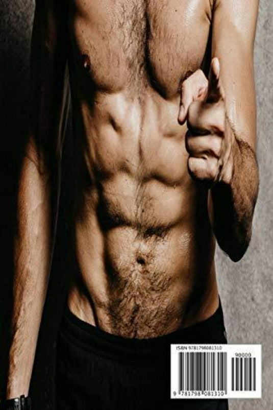 Een shirtloos individu wijst naar de camera en toont een gespierde buik - bewijs van consistente fitnesstracking met behulp van de