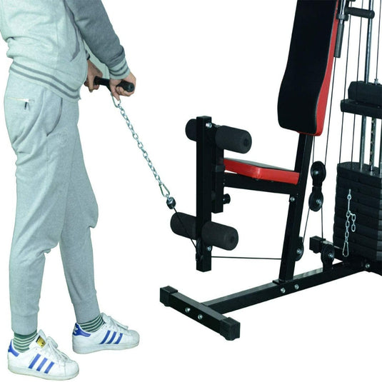 Persoon in grijze joggingbroek en witte sneakers die een ketting aanpast aan een Transformeer je lichaam met ons veelzijdige krachtstation sportschoolgewichtmachine.