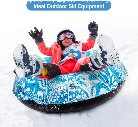 Kind in kleurrijk sneeuwpak en skibril glijdt vrolijk van een besneeuwde heuvel af in een blauw patroon Gaan voor de rit van je leven met deze opblaasbare slee, onder de tekst "ideale outdoor ski-uitrusting".