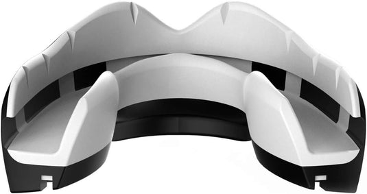 Een strak, modern Beugelbitje: de ultieme bescherming voor je beugel en glimlach met een gebogen design in zwart en wit, voorzien van FluidFit-technologie.