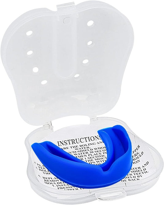Een blauwe gebitsbeschermer voor actieve jonge atleten in een doorzichtige plastic doos met de instructies zichtbaar eronder en FLUID FIT-technologie voor een veilige pas.