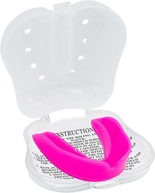 Een roze Gebitsbeschermer voor actieve jonge atleten in een open doorzichtige plastic behuizing met zichtbare instructies binnenin.