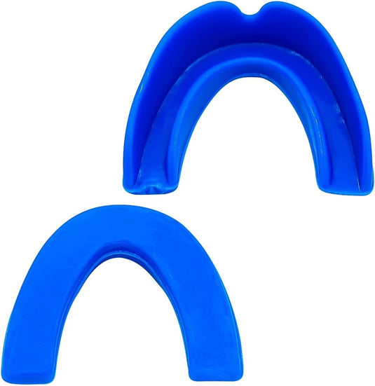 Twee blauwe gebitsbeschermers met Ontdek de perfecte pasvorm-technologie op een witte achtergrond.