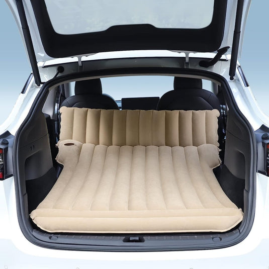 Een opblaasbaar matras dat in de open kofferbak van een witte auto wordt geplaatst en er een slaapgedeelte van maakt. De achtergrond is helderblauw.
Geniet van een comfortabele slaap in je auto met onze Tesla Model Y/3/S/X auto luchtmatras!