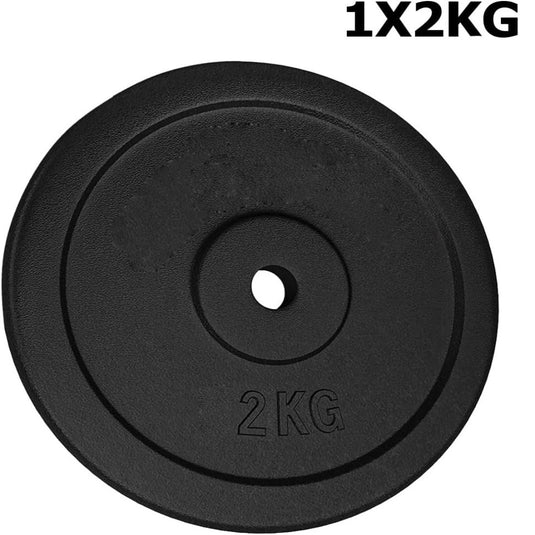 Een zwarte Gietijzeren halterschijven van 2 kg met een centraal gat, met het opschrift "1x2kg" bovenaan en "2 kg" in reliëf in het midden.