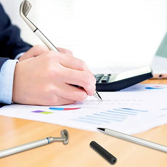 De hand van een persoon houdt een pen vast en schrijft op een vel papier met grafieken, naast een rekenmachine en een Golfclub-pennenset op een bureau.