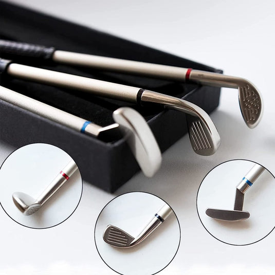 Een set Golfclub pennenset in een zwarte koffer met close-up inzetstukken die verschillende clubhoofdontwerpen tonen, vervaardigd uit hoogwaardige materialen.