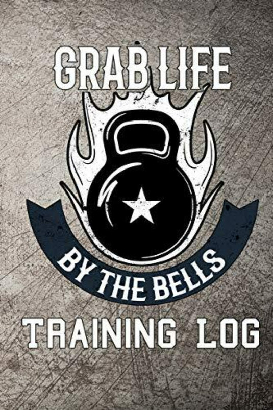 Een motiverende fitnesslogboekomslag met een kettlebell en de zin "Pak het leven bij de klokken: Pak het leven bij de klokken Trainingslogboek: Kettlebell Gewichtstraininglogboek