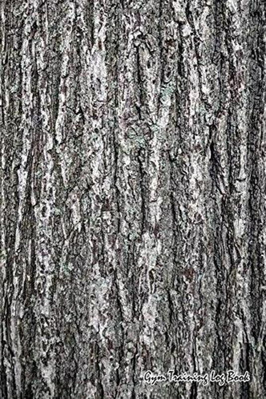 Close-up van ruwe boomschors met een grijsachtige textuur, vergelijkbaar met de dynamische patronen van het bijhouden van de voortgang in de loop van de tijd in het Gym Training Log Book: Gewichtstraining Dagelijks Logboek - Kettlebell Oefeningen Logboek - Fitness & Trainingsdagboek.