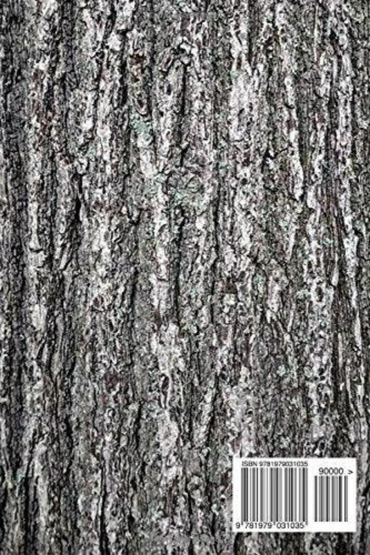 Een close-up van de textuur van boomschors met een streepjescode in de hoek, vergelijkbaar met de notities in het 'Gym Training Log Book', waarin kettlebell-trainingen en trainingsdoelen worden bijgehouden.