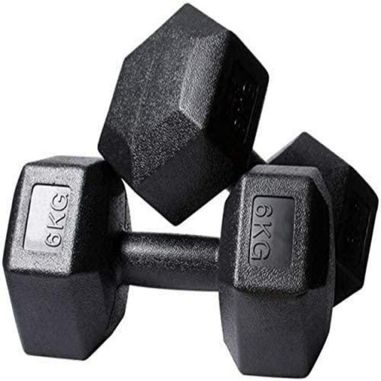 Twee milieuvriendelijke zeshoekige dumbbells, elk 6 kg, zijn gestapeld op een witte achtergrond, waardoor ze met hun duurzame ontwerp reclame maken voor oneerlijke dumbbells. Product: Transformeer je lichaam en bescherm het milieu met onze milieuvriendelijke dumbbellset!.