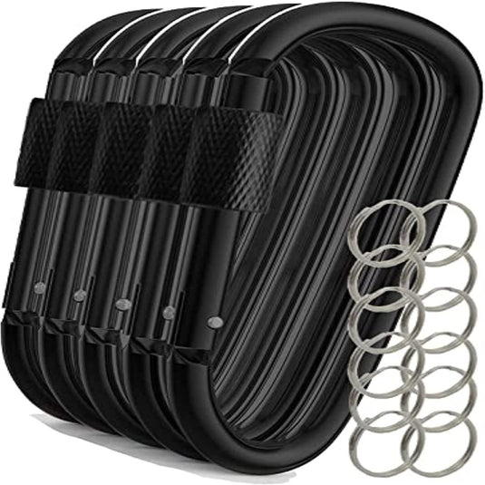 Stapel zwarte broekhangers met verstelbare clips, elastische banden en Veiligheid en veelzijdigheid onderweg: Ontdek onze hoogwaardige aluminium karabijnhaken.