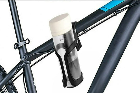 Een draagbare luchtpomp bevestigd aan een fietsframe met een Happygetfit bidonhouder zonder schroeven: geniet van ultiem gemak tijdens het fietsen.