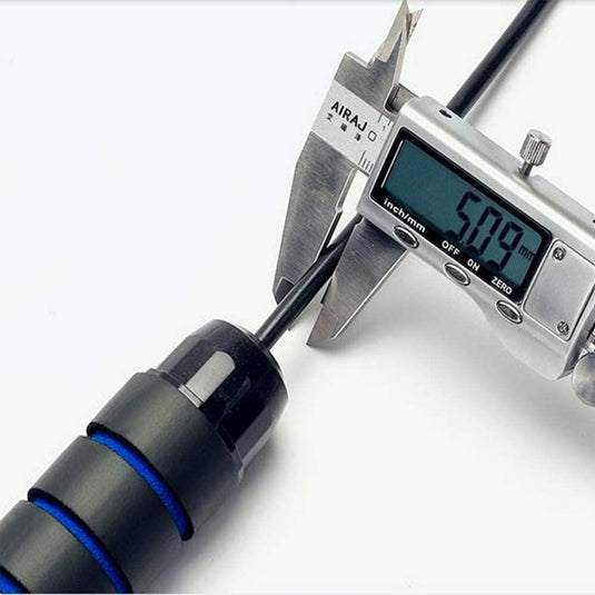 Een digitale schuifmaat meet een zwart cilindrisch object op 5,09 mm, wat een precisie demonstreert die lijkt op de prestatiegerichte kenmerken van het roterende kogellagersysteem