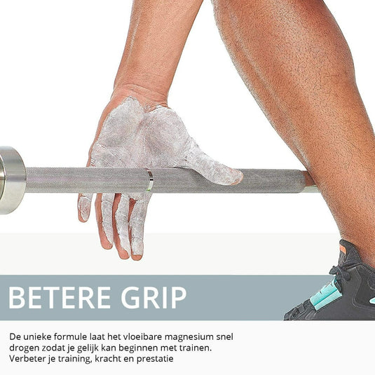 Een hand die Happygetfit vloeibare magnesium grip aanbrengt om de antislipgrip op een gewichthefstang te verbeteren.