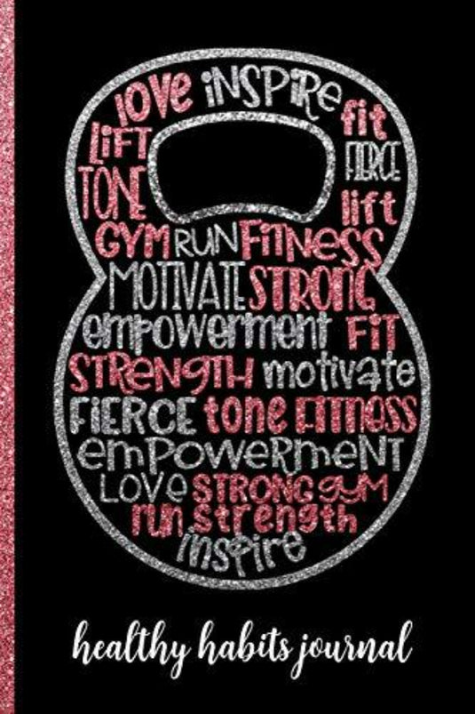 Kettlebell-illustratie met woorden: love, inspire, fit, lift, gym, run, fitness, motivation, strong, empowerment, strength, tone. Tekst hieronder: Healthy Habits Journal voor het bijhouden van waterinname en meer met een leuk roze kettlebell-hoesontwerp.