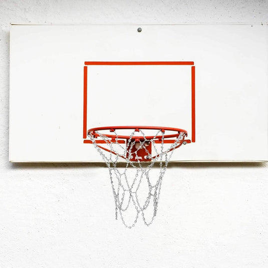 Basketbalring met een Verrijk je spel met ons duurzaam basketbalnet gemonteerd op een witte muur.
