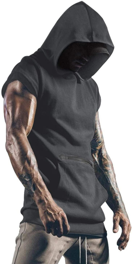 Een persoon met getatoeëerde armen, gekleed in comfortabele, zwarte Gym-tanktops voor heren en joggingbroeken.